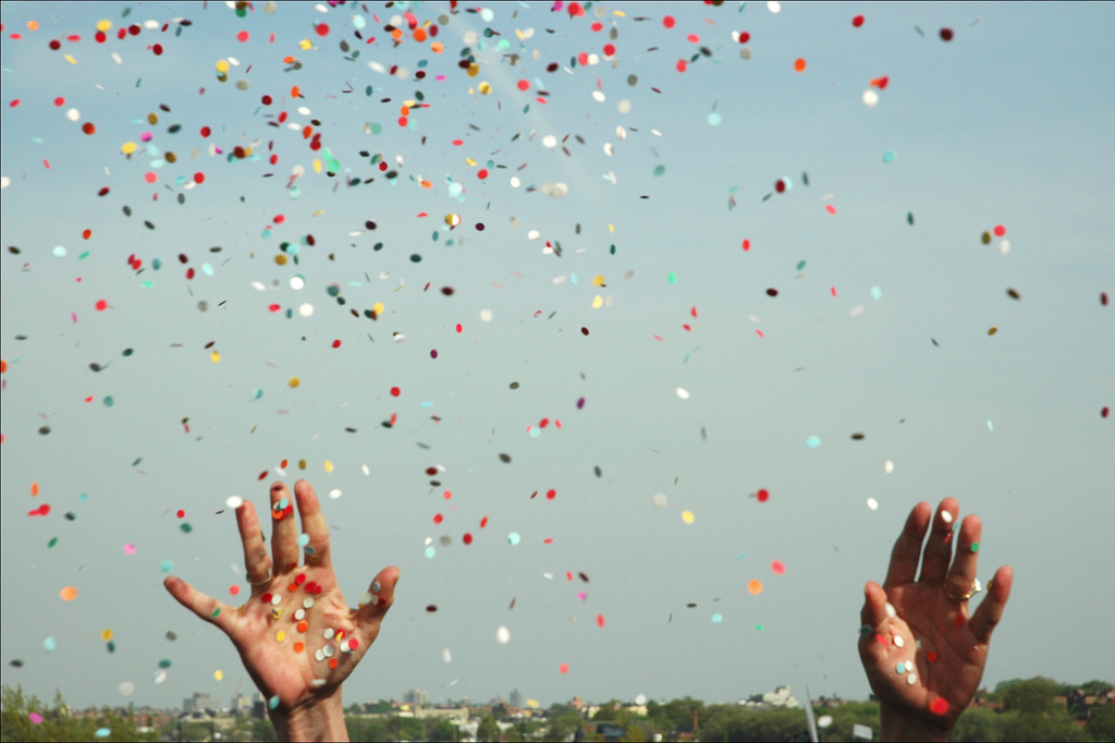 how do confetti cannons work